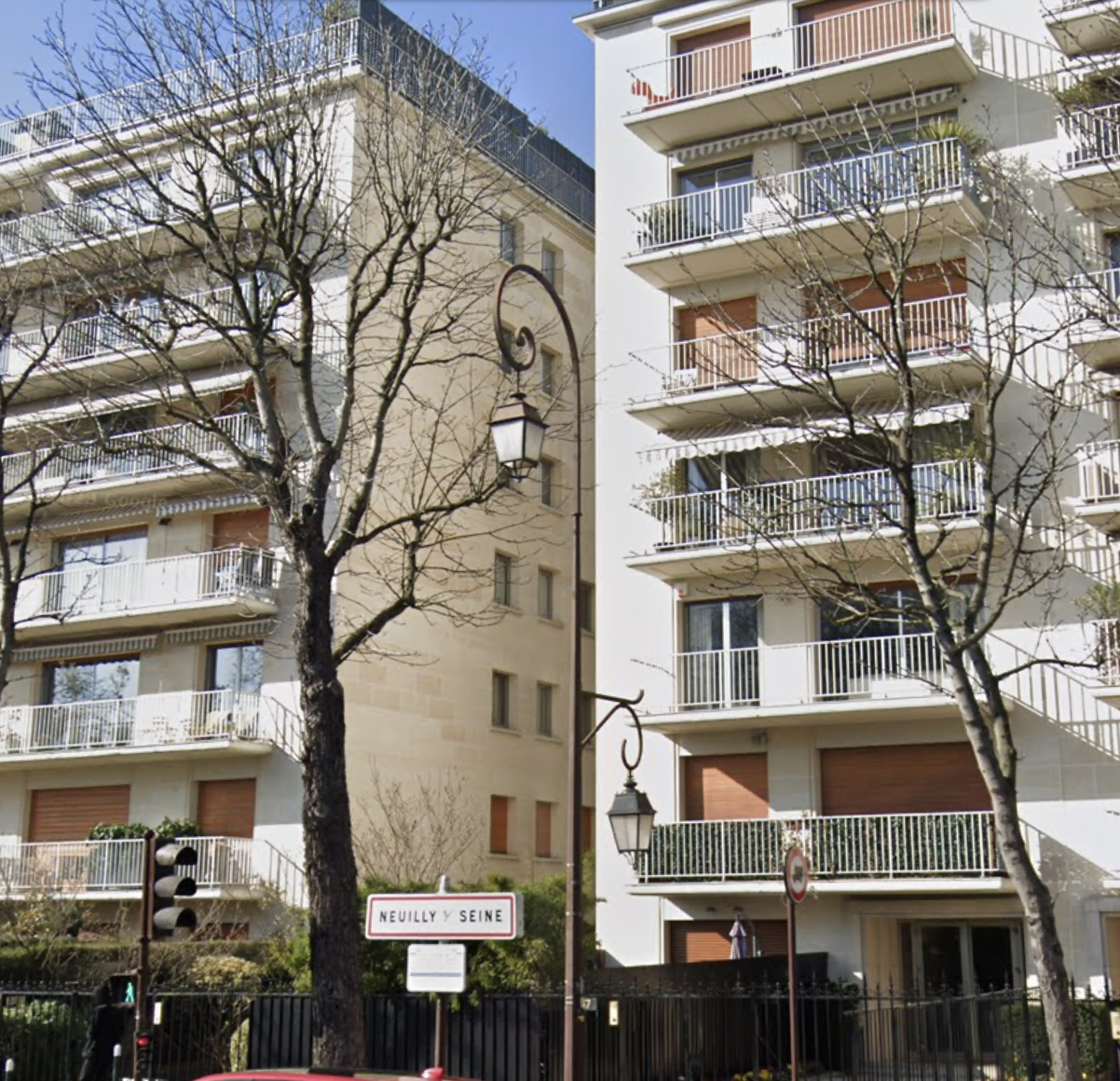 Neuilly Saint-James – 85 m² traversants avec 2 balcons, box et cave — Neuilly-sur-Seine