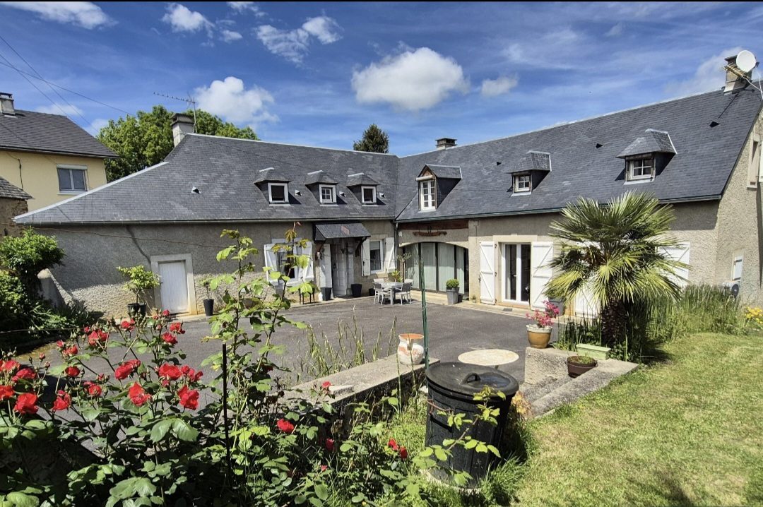 Deux maisons en une avec jardin et abris voiture