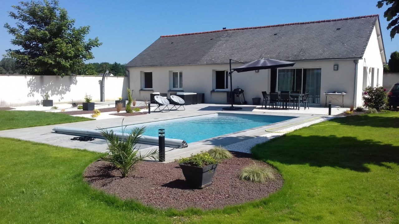 Rare ! Maison contemporaine plain-pied+piscine-vue campagne-Joué Sud